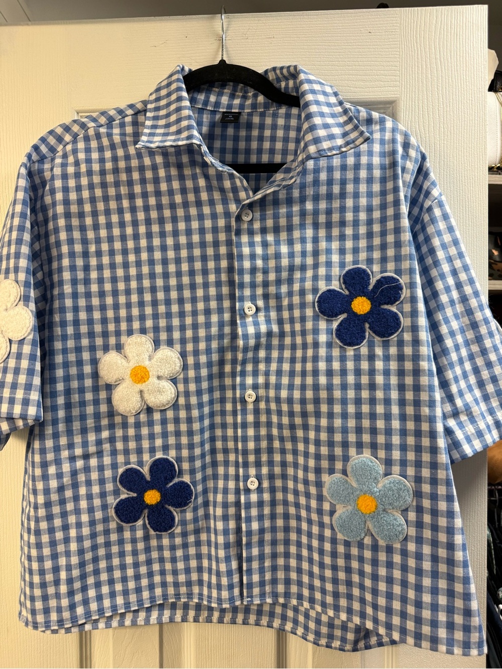 ROMWE Blue and White Gingham Short-Sleeve Button-Down with Floral Appliqués
